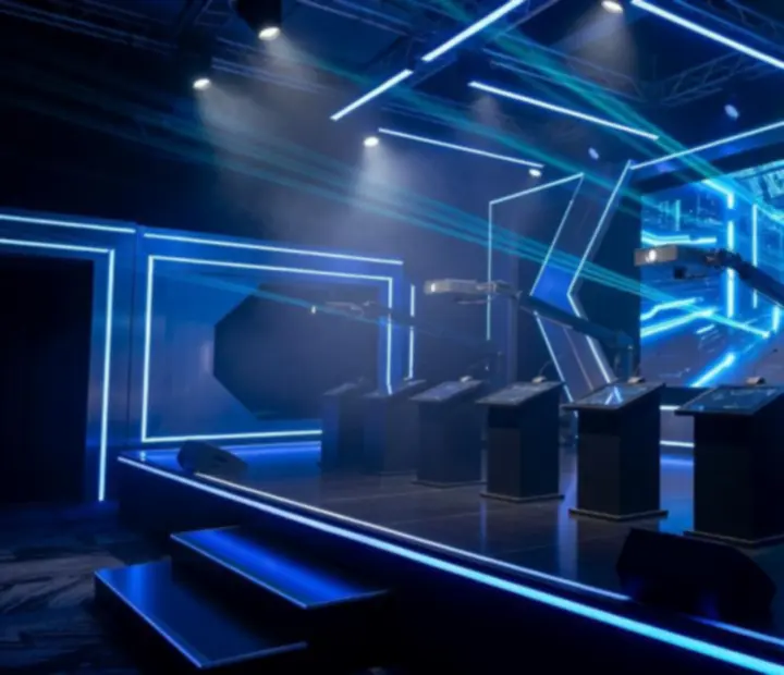 Scena eventowa z neonowym oświetleniem i industrialną oprawą